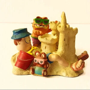 Vintage "Garfield" figurine entitled "Crowning Achievement"  by Jim Davis (D 2)